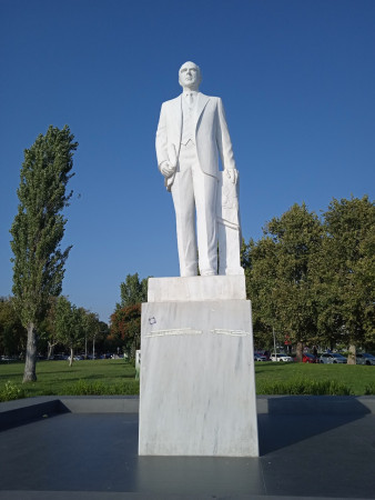 Ανδριάντας του Κωνσταντίνου Καραμανλή στην παραλίακή της Θεσσαλονίκης